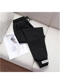 Spodnie dresowe z napisami na nogawkach - Czarny / M ze sklepu Maybella.pl w kategorii Spodnie damskie - zdjęcie 172590442
