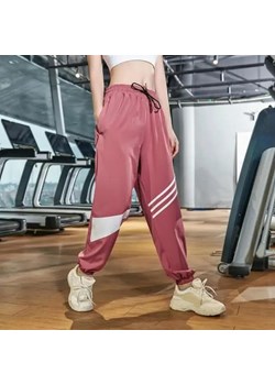 Spodnie dresowe z pasami na nogawkach - Różowy / M ze sklepu Maybella.pl w kategorii Spodnie damskie - zdjęcie 172590444