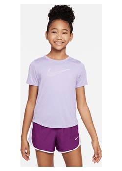 Koszulka treningowa z krótkim rękawem dla dużych dzieci (dziewcząt) Dri-FIT Nike One - Fiolet ze sklepu Nike poland w kategorii Bluzki dziewczęce - zdjęcie 172595052