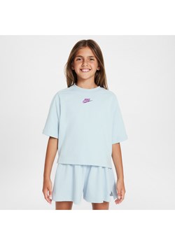 Koszulka z krótkim rękawem dla dużych dzieci (dziewcząt) Nike Sportswear - Niebieski ze sklepu Nike poland w kategorii Bluzki dziewczęce - zdjęcie 172595063