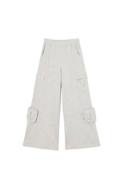 Cropp - Szare spodnie z kieszeniami cargo - jasny szary ze sklepu Cropp w kategorii Spodnie damskie - zdjęcie 172601614