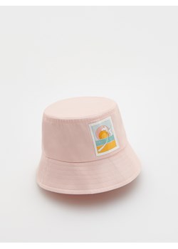 Reserved - Bucket hat z naszywką - pastelowy róż ze sklepu Reserved w kategorii Czapki dziecięce - zdjęcie 172604051