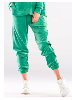 Awama Spodnie dresowe w kolorze zielonym ze sklepu Limango Polska w kategorii Spodnie damskie - zdjęcie 172606723