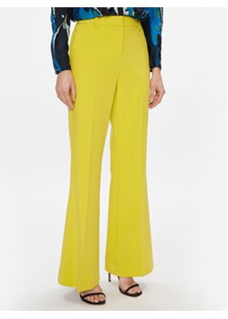 DKNY Spodnie materiałowe UK3PX024 Żółty Regular Fit ze sklepu MODIVO w kategorii Spodnie damskie - zdjęcie 172613674