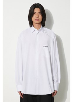 VETEMENTS koszula bawełniana Established Logo Shirt męska kolor biały relaxed z kołnierzykiem klasycznym UE64SH220W ze sklepu PRM w kategorii Koszule męskie - zdjęcie 172617354