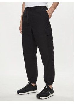 Calvin Klein Jeans Joggery Utility J30J325616 Czarny Regular Fit ze sklepu MODIVO w kategorii Spodnie męskie - zdjęcie 172618643