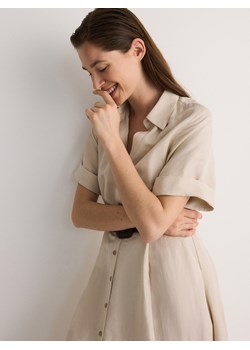 Reserved - Sukienka midi z lnem i plecionym paskiem - beżowy ze sklepu Reserved w kategorii Sukienki - zdjęcie 172622013