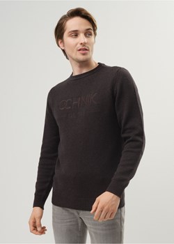 Ciemnoszary sweter męski z wyszytym logo SWEMT-0138-91(Z23) ze sklepu OCHNIK w kategorii Swetry męskie - zdjęcie 172623124