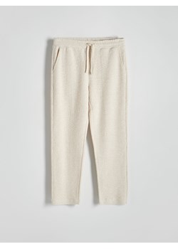 Reserved - Spodnie ze strukturalnej dzianiny - beżowy ze sklepu Reserved w kategorii Spodnie męskie - zdjęcie 172629243