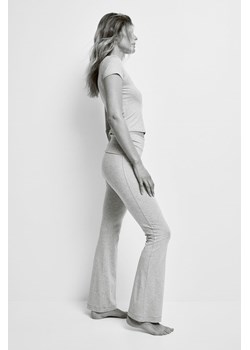 H & M - Rozszerzane spodnie dżersejowe - Szary ze sklepu H&M w kategorii Spodnie damskie - zdjęcie 172631333
