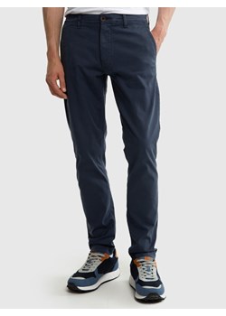 Spodnie chinosy męskie granatowe Tomy 404 ze sklepu Big Star w kategorii Spodnie męskie - zdjęcie 172632364