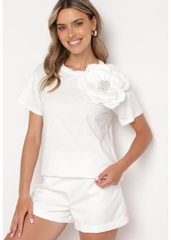 Biała Bawełniana Bluzka z Kwiatową Aplikacją i Cyrkoniami Quavia ze sklepu Born2be Odzież w kategorii Bluzki damskie - zdjęcie 172635623