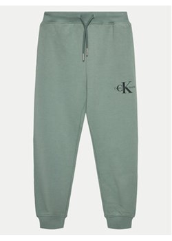 Calvin Klein Jeans Spodnie dresowe Monogram Logo IU0IU00285 D Zielony Regular Fit ze sklepu MODIVO w kategorii Spodnie chłopięce - zdjęcie 172637580