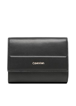 Duży Portfel Damski Calvin Klein Daily Dressed Trifold Wallet Md K60K610484 Czarny ze sklepu eobuwie.pl w kategorii Portfele damskie - zdjęcie 172637911
