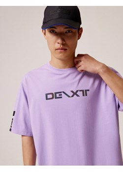 Koszulka DEXT VIBE 01 Purpurowy S ze sklepu Diverse w kategorii T-shirty męskie - zdjęcie 172642832