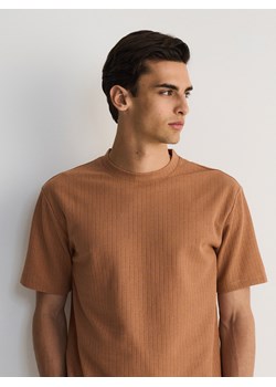 Reserved - Strukturalny t-shirt regular - brązowy ze sklepu Reserved w kategorii T-shirty męskie - zdjęcie 172644881