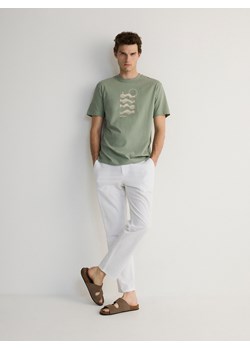 Reserved - Spodnie chino regular z lnem - biały ze sklepu Reserved w kategorii Spodnie męskie - zdjęcie 172644890