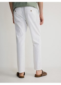 Reserved - Spodnie chino regular z lnem - biały ze sklepu Reserved w kategorii Spodnie męskie - zdjęcie 172644892