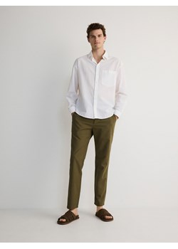 Reserved - Spodnie chino regular z lnem - ciemnozielony ze sklepu Reserved w kategorii Spodnie męskie - zdjęcie 172644893