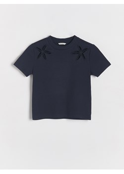 Reserved - T-shirt z haftowanym wzorem - granatowy ze sklepu Reserved w kategorii Bluzki dziewczęce - zdjęcie 172652941