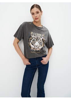 Mohito - Szary t-shirt z nadrukiem - szary ze sklepu Mohito w kategorii Bluzki damskie - zdjęcie 172654323
