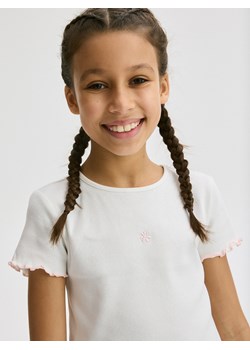 Reserved - Krótki t-shirt z haftem - złamana biel ze sklepu Reserved w kategorii Bluzki dziewczęce - zdjęcie 172654690