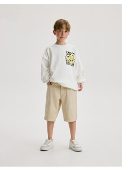 Reserved - Jeansowe szorty z przetarciami - złamana biel ze sklepu Reserved w kategorii Spodenki chłopięce - zdjęcie 172654760