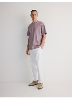 Reserved - Spodnie chino leisure fit - biały ze sklepu Reserved w kategorii Spodnie męskie - zdjęcie 172654821