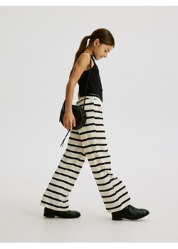 Reserved - Luźne spodnie w paski - złamana biel ze sklepu Reserved w kategorii Spodnie dziewczęce - zdjęcie 172654982