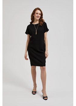 Gładka sukienka z łańcuszkiem czarna ze sklepu Moodo.pl w kategorii Sukienki - zdjęcie 172655043