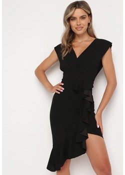 Czarna Sukienka o Kopertowym Kroju z Falbankami i Trójkątnym Dekoltem Tanilla ze sklepu Born2be Odzież w kategorii Sukienki - zdjęcie 172655660