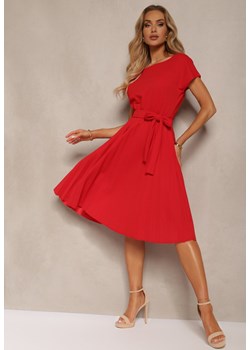 Czerwona Sukienka Koktajlowa z Gumką w Pasie i Krótkim Rękawem z Materiałowym Paskiem Zevia ze sklepu Renee odzież w kategorii Sukienki - zdjęcie 172657013