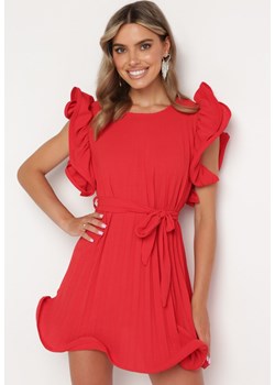 Czerwona Plisowana Sukienka z Materiałowym Paskiem w Talii i Ozdobnymi Falbankami Christi ze sklepu Born2be Odzież w kategorii Sukienki - zdjęcie 172659902