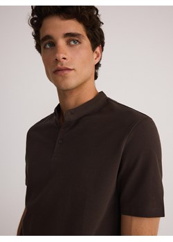 Reserved - Koszulka polo ze stójką - ciemnobrązowy ze sklepu Reserved w kategorii T-shirty męskie - zdjęcie 172664142