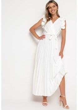 Biała Sukienka z Kopertowym Dekoltem i Falbanką z Gumką w Talii i Materiałowym Paskiem Tiamaraya ze sklepu Born2be Odzież w kategorii Sukienki - zdjęcie 172665301