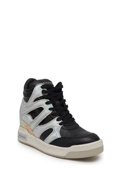 Guess Sneakersy LISA | z dodatkiem skóry ze sklepu Gomez Fashion Store w kategorii Buty sportowe damskie - zdjęcie 172673862