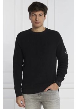 CALVIN KLEIN JEANS Sweter BADGE EASY | Regular Fit ze sklepu Gomez Fashion Store w kategorii Swetry męskie - zdjęcie 172795550