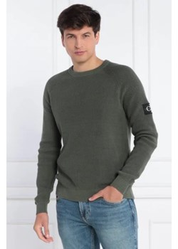 CALVIN KLEIN JEANS Sweter BADGE EASY | Regular Fit ze sklepu Gomez Fashion Store w kategorii Swetry męskie - zdjęcie 172796440
