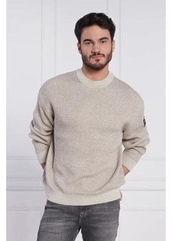 CALVIN KLEIN JEANS Sweter BADGE PLATED | Regular Fit ze sklepu Gomez Fashion Store w kategorii Swetry męskie - zdjęcie 172839782