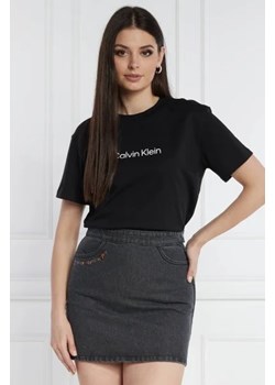 Calvin Klein T-shirt HERO LOGO | Regular Fit ze sklepu Gomez Fashion Store w kategorii Bluzki damskie - zdjęcie 172861411