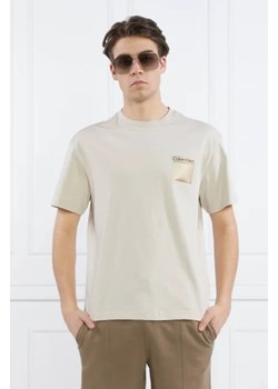Calvin Klein T-shirt ELEMENTA PHOTO BACK PRINT TEE ze sklepu Gomez Fashion Store w kategorii T-shirty męskie - zdjęcie 172899271