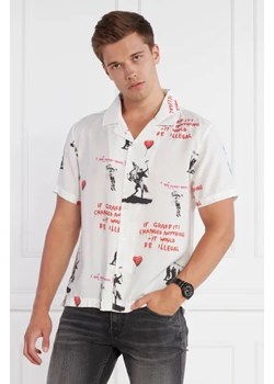 GUESS Koszula SS SANDWASHED GRAFFI | Regular Fit ze sklepu Gomez Fashion Store w kategorii Koszule męskie - zdjęcie 172926274