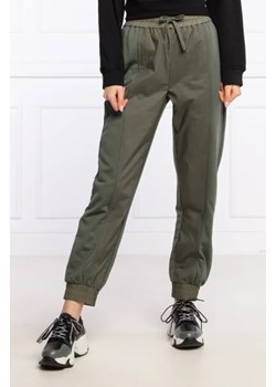 Emporio Armani Spodnie dresowe | Regular Fit ze sklepu Gomez Fashion Store w kategorii Spodnie damskie - zdjęcie 172938001