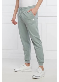 GUESS ACTIVE Spodnie dresowe | Regular Fit ze sklepu Gomez Fashion Store w kategorii Spodnie męskie - zdjęcie 172938621