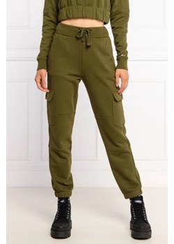 Tommy Jeans Spodnie dresowe TJW REG UTILITY | Regular Fit ze sklepu Gomez Fashion Store w kategorii Spodnie damskie - zdjęcie 172939493