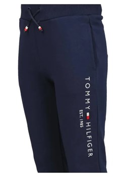 Tommy Hilfiger Spodnie dresowe | Regular Fit ze sklepu Gomez Fashion Store w kategorii Spodnie chłopięce - zdjęcie 172939523