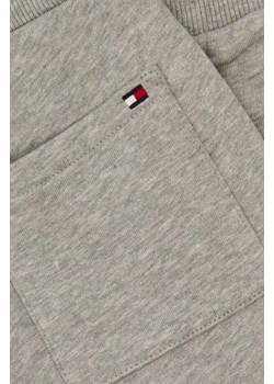 Tommy Hilfiger Spodnie dresowe | Regular Fit ze sklepu Gomez Fashion Store w kategorii Spodnie chłopięce - zdjęcie 172939603