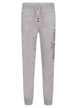 Tommy Hilfiger Spodnie dresowe | Regular Fit ze sklepu Gomez Fashion Store w kategorii Spodnie chłopięce - zdjęcie 172939604