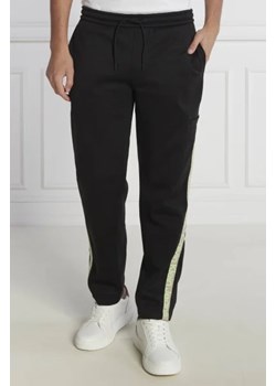 CALVIN KLEIN JEANS Spodnie dresowe CUT OFF LOGO TAPE | Regular Fit ze sklepu Gomez Fashion Store w kategorii Spodnie męskie - zdjęcie 172943451