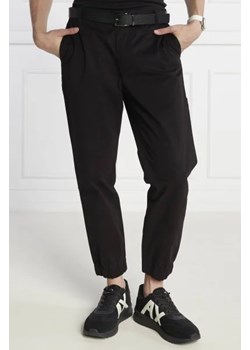 Armani Exchange Spodnie jogger p50 | Regular Fit ze sklepu Gomez Fashion Store w kategorii Spodnie męskie - zdjęcie 172946872